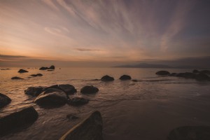 Un tramonto travolgente che illumina una foto sulla spiaggia 