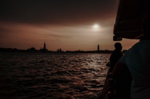 Promenade en bateau en soirée sur l eau ondulée de la ville Photo 
