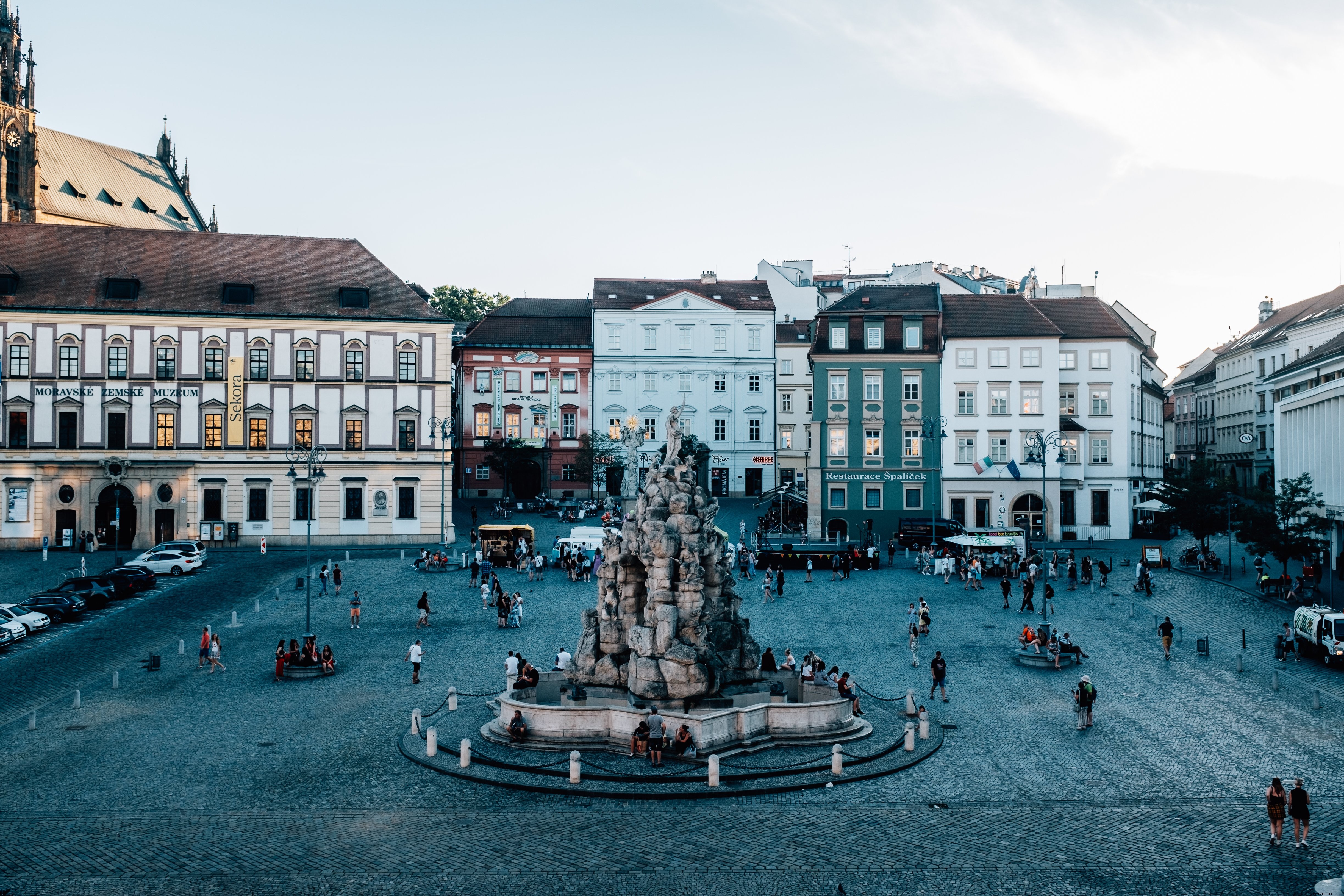 Piazza della città con una grande scultura in pietra al centro Foto 