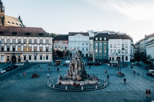 Praça da cidade com uma grande escultura de pedra no centro foto 