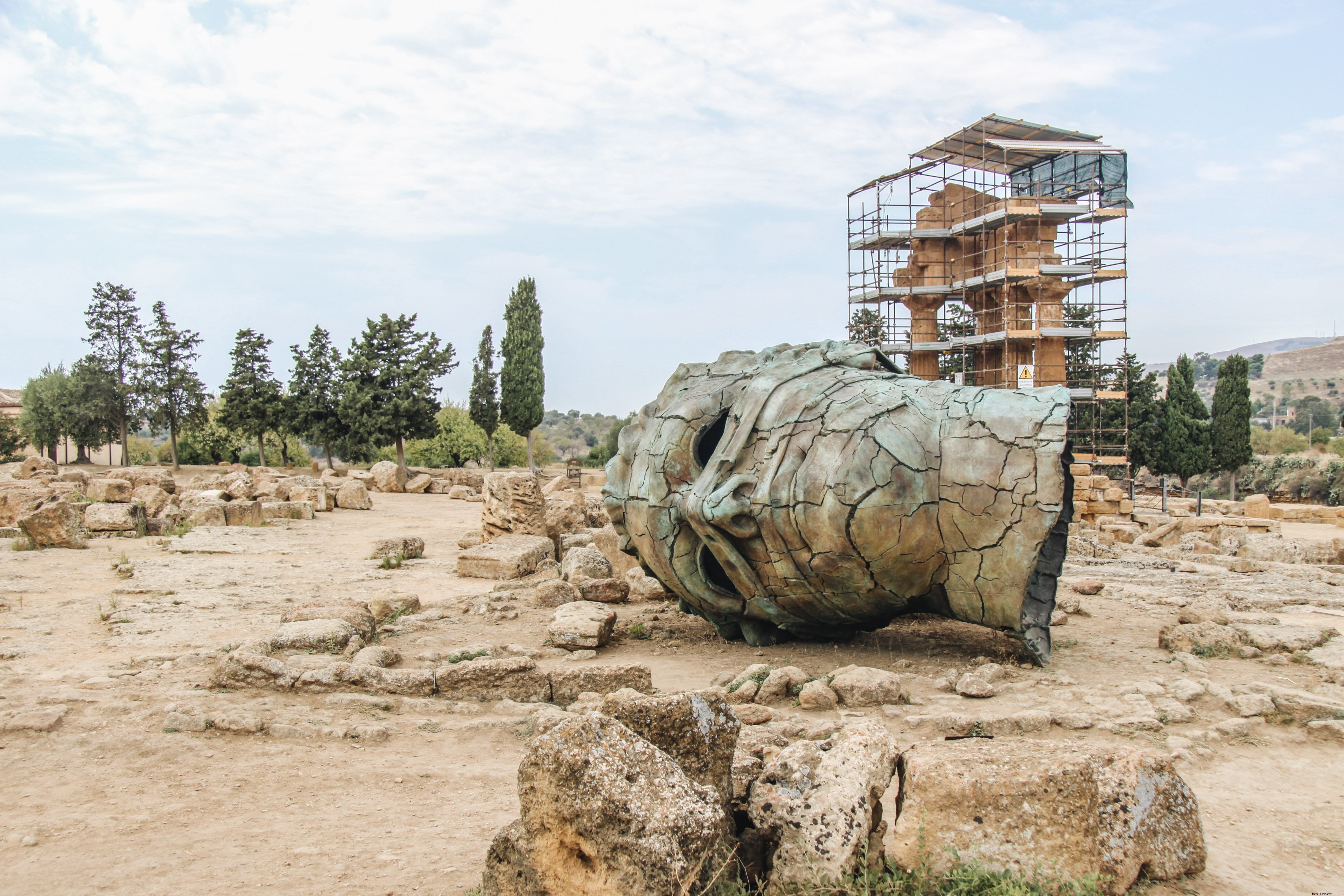 Una cabeza Scultpure se sienta entre las ruinas Foto 