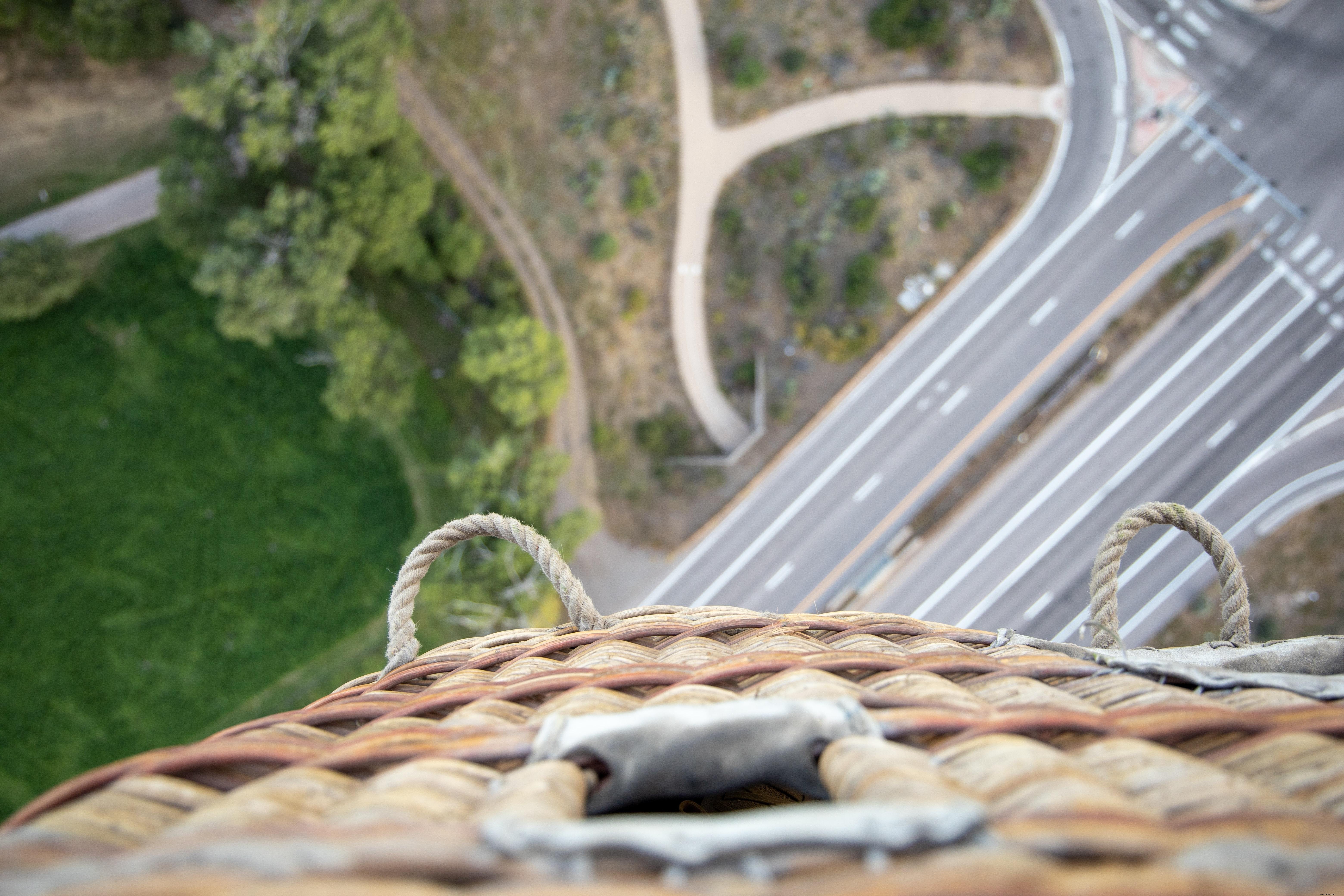 Regardant vers le bas depuis la photo en montgolfière 