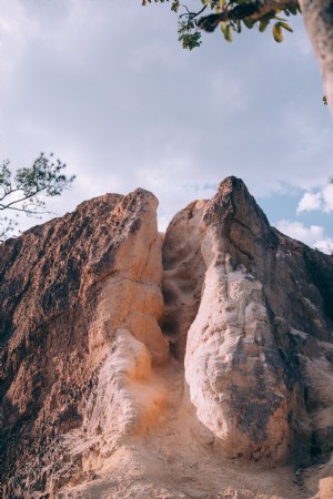 自然に形成された岩の顔の写真 