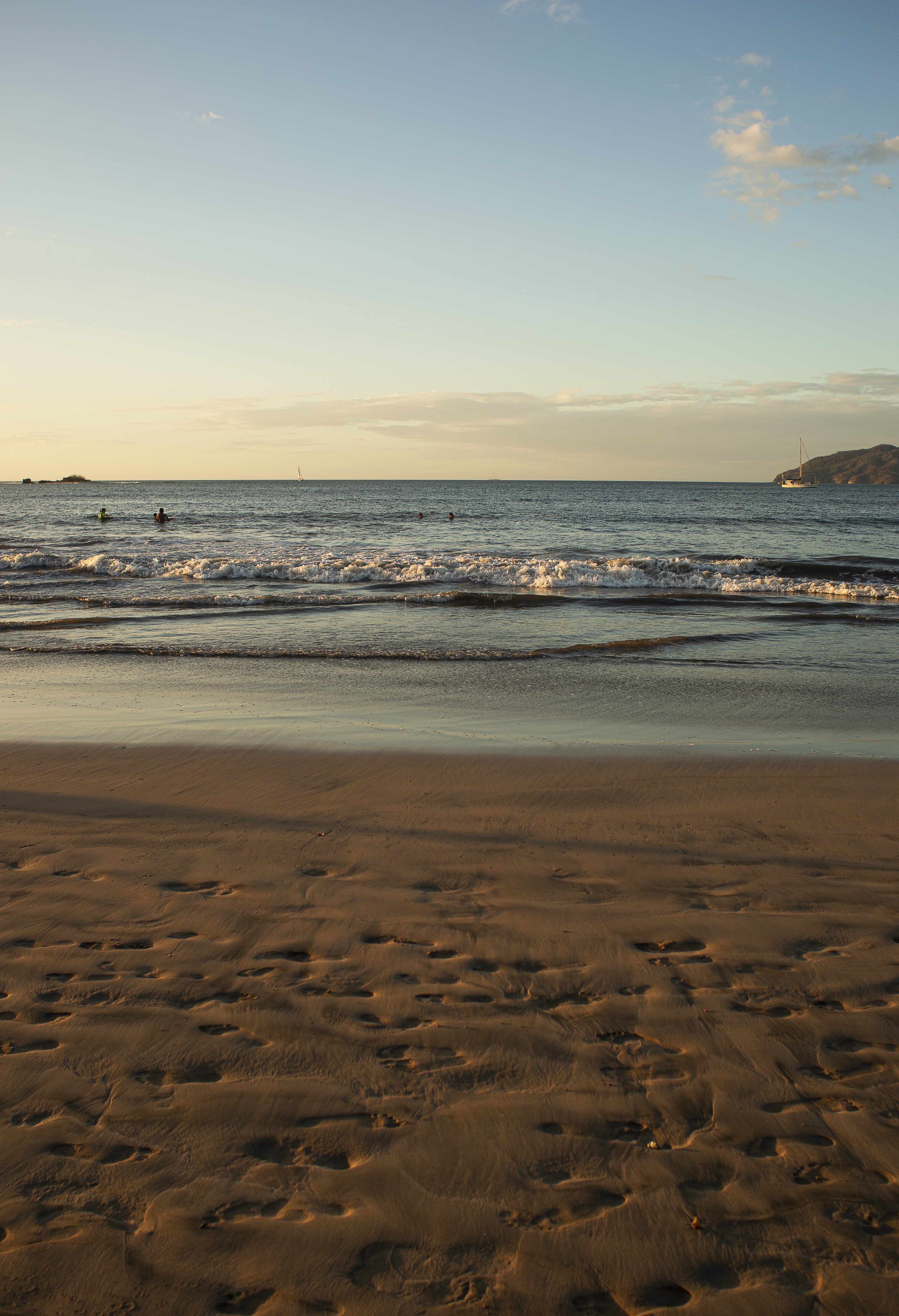 La marea llega en una foto de escena de playa soleada 