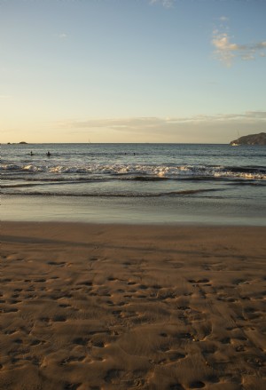 La marea llega en una foto de escena de playa soleada 
