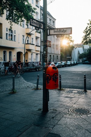 Marciapiede con un cartello stradale Poles Photo 