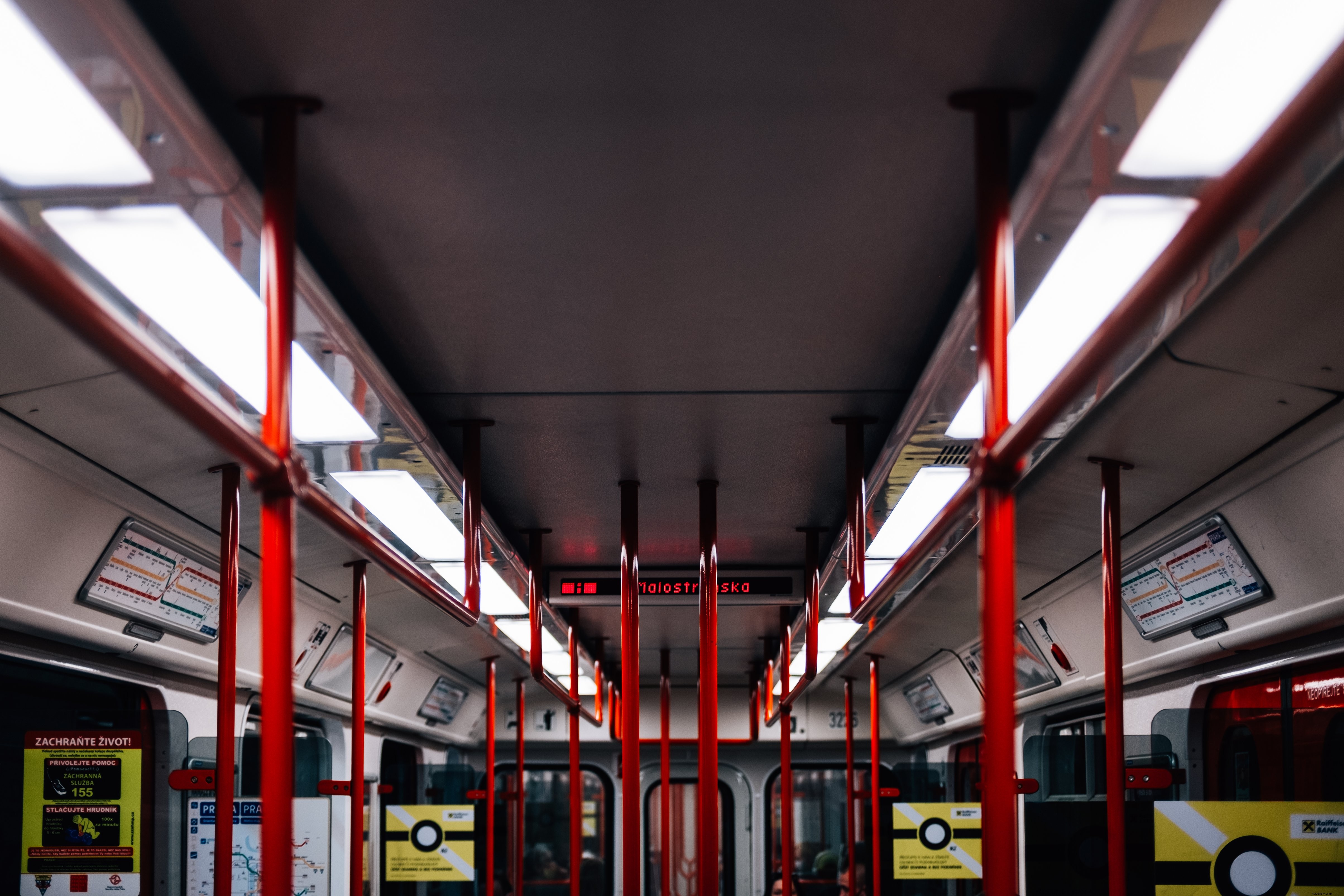 公共交通機関の電車の天井の写真 
