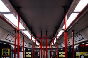 公共交通機関の電車の天井の写真 