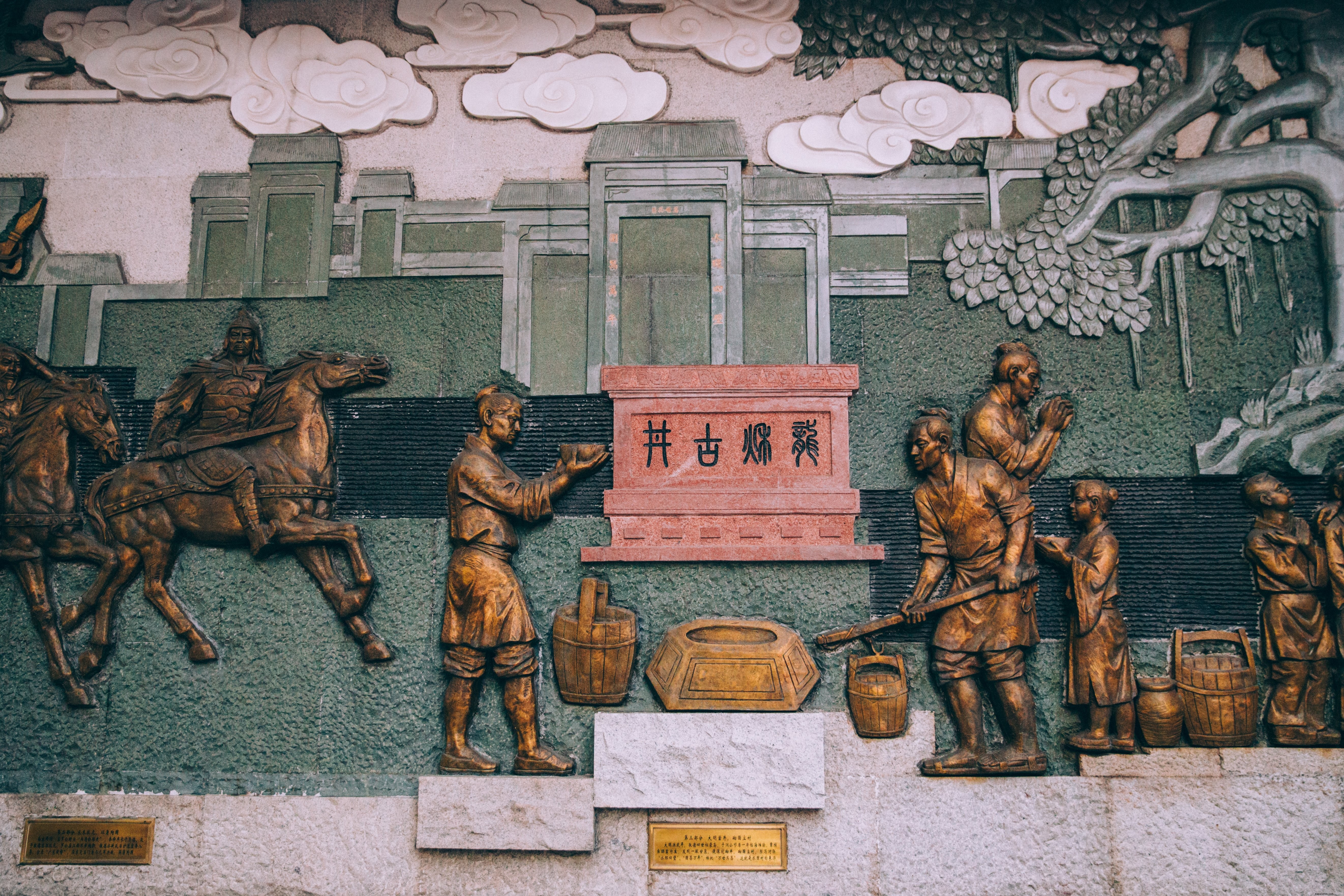 Foto de esculturas ornamentadas na parede de um edifício 