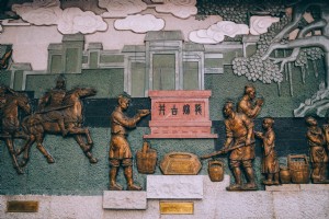 Sculture ornate in un muro di un edificio foto 