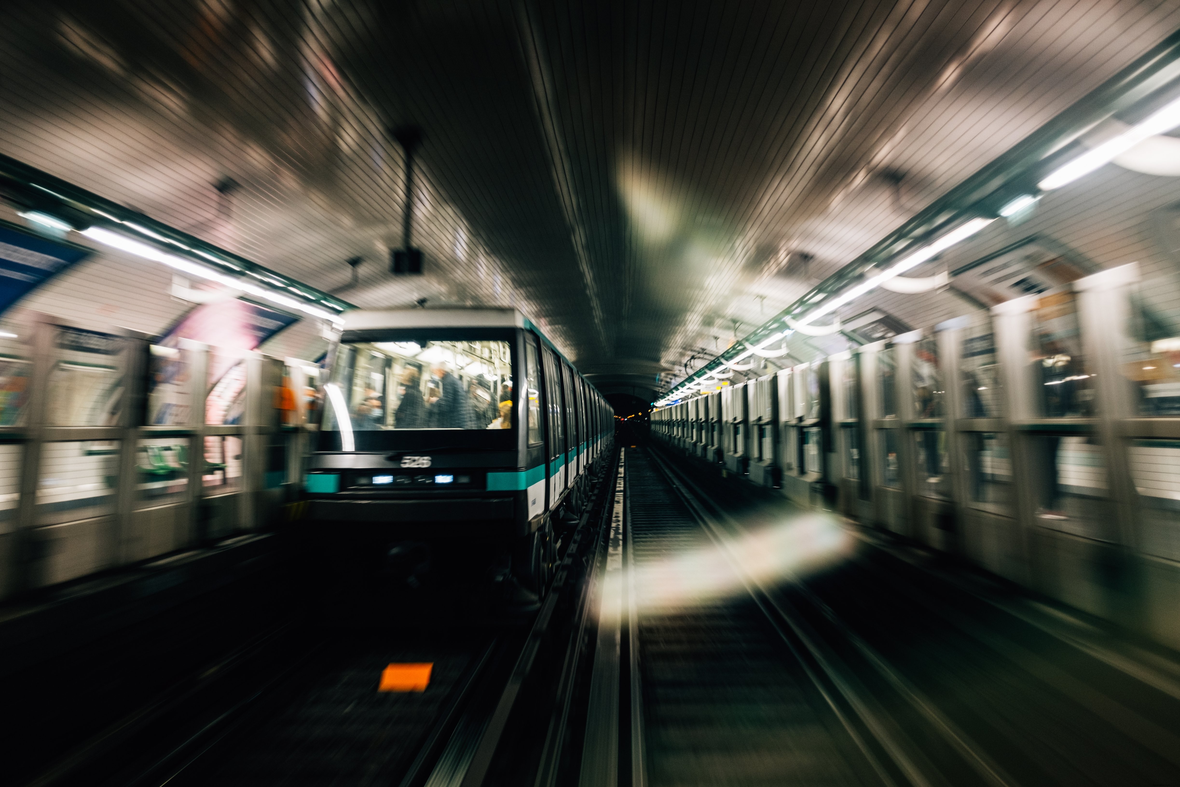 Foto sfocata di treni in movimento foto della metropolitana 