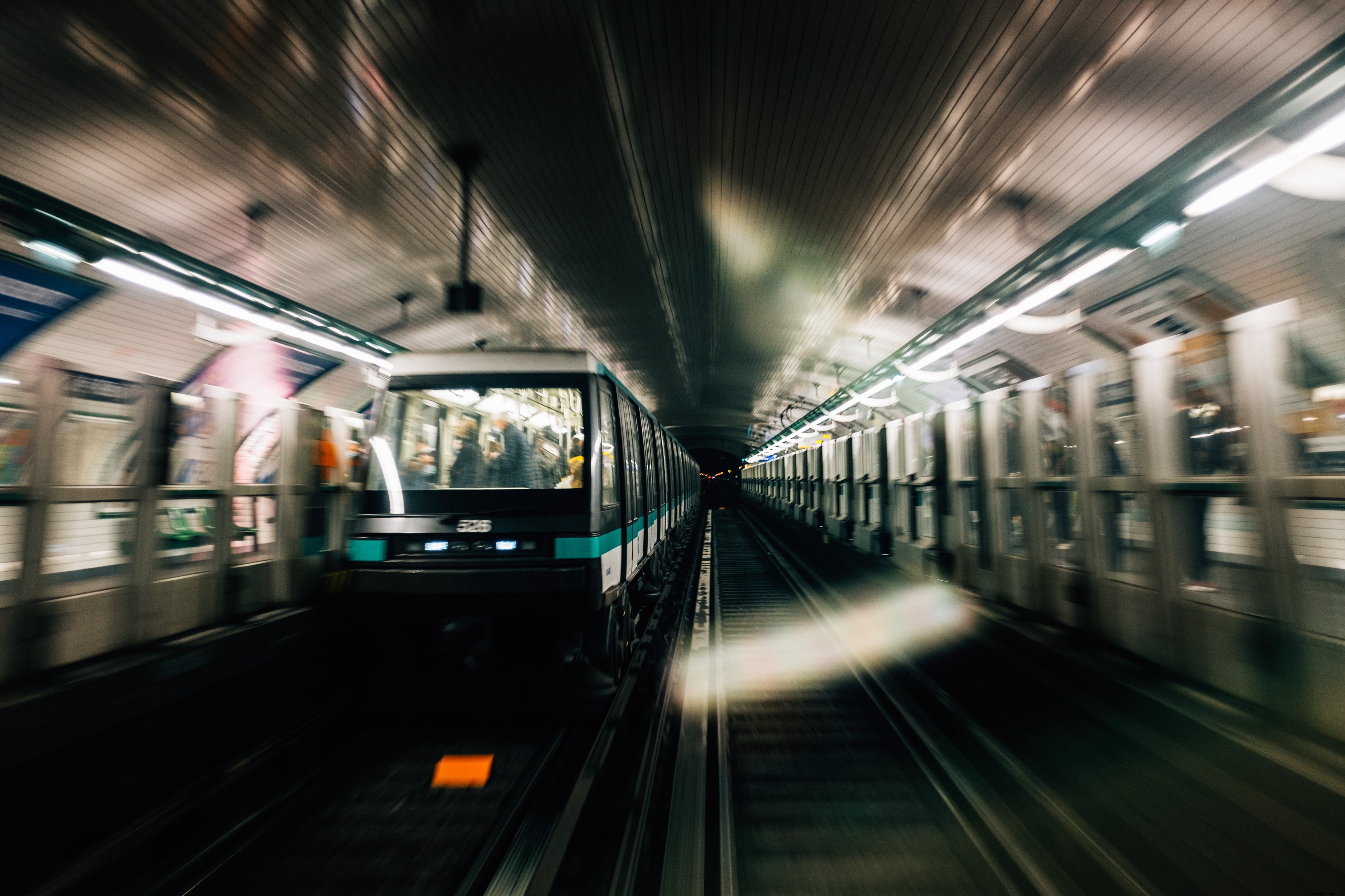 Foto borrosa de trenes en movimiento Foto subterránea 