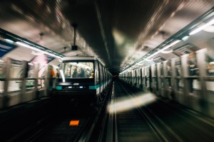 Foto borrada de trens movendo-se no subsolo 