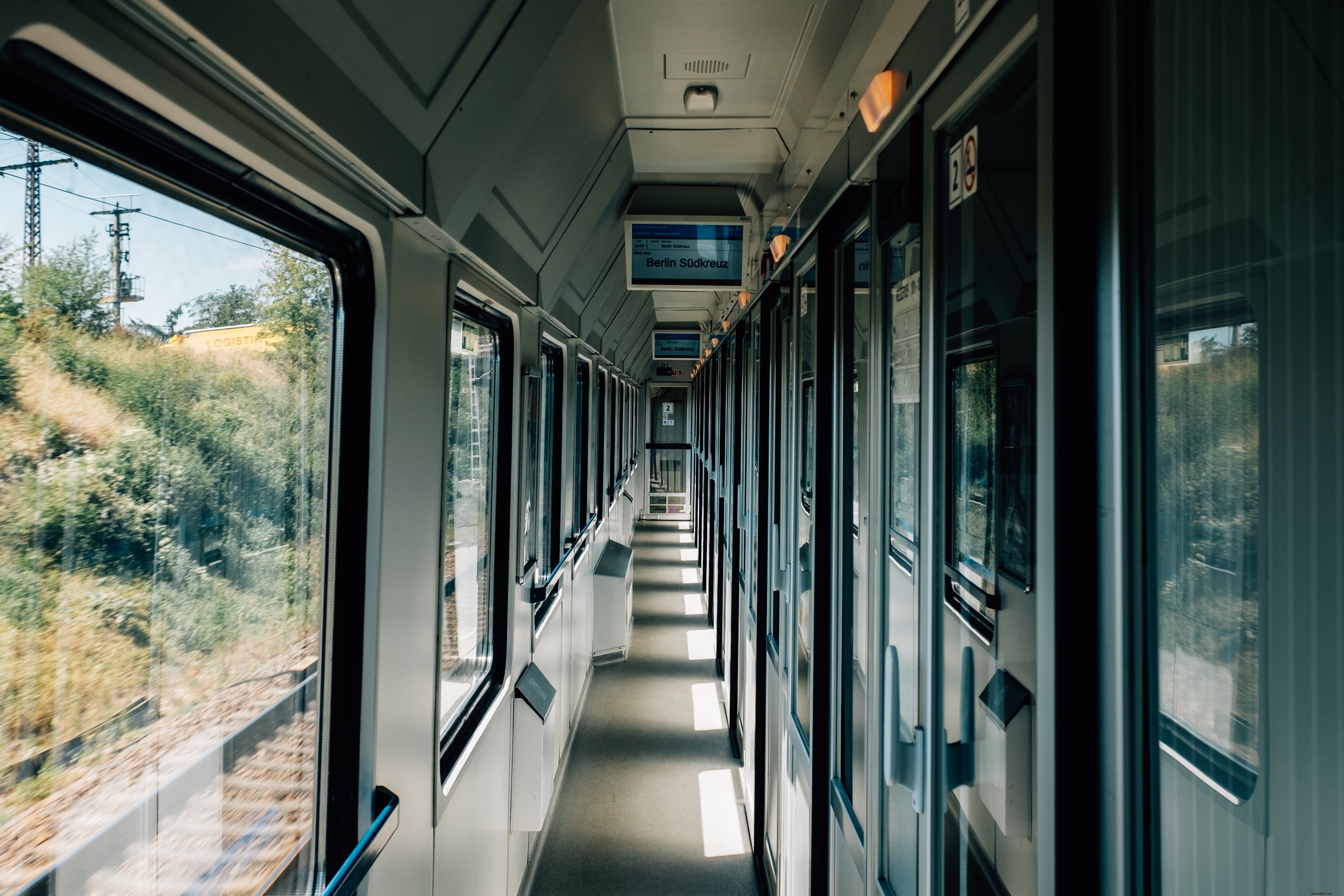 動いている旅客列車の廊下写真 