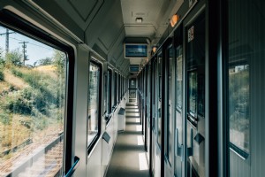 動いている旅客列車の廊下写真 