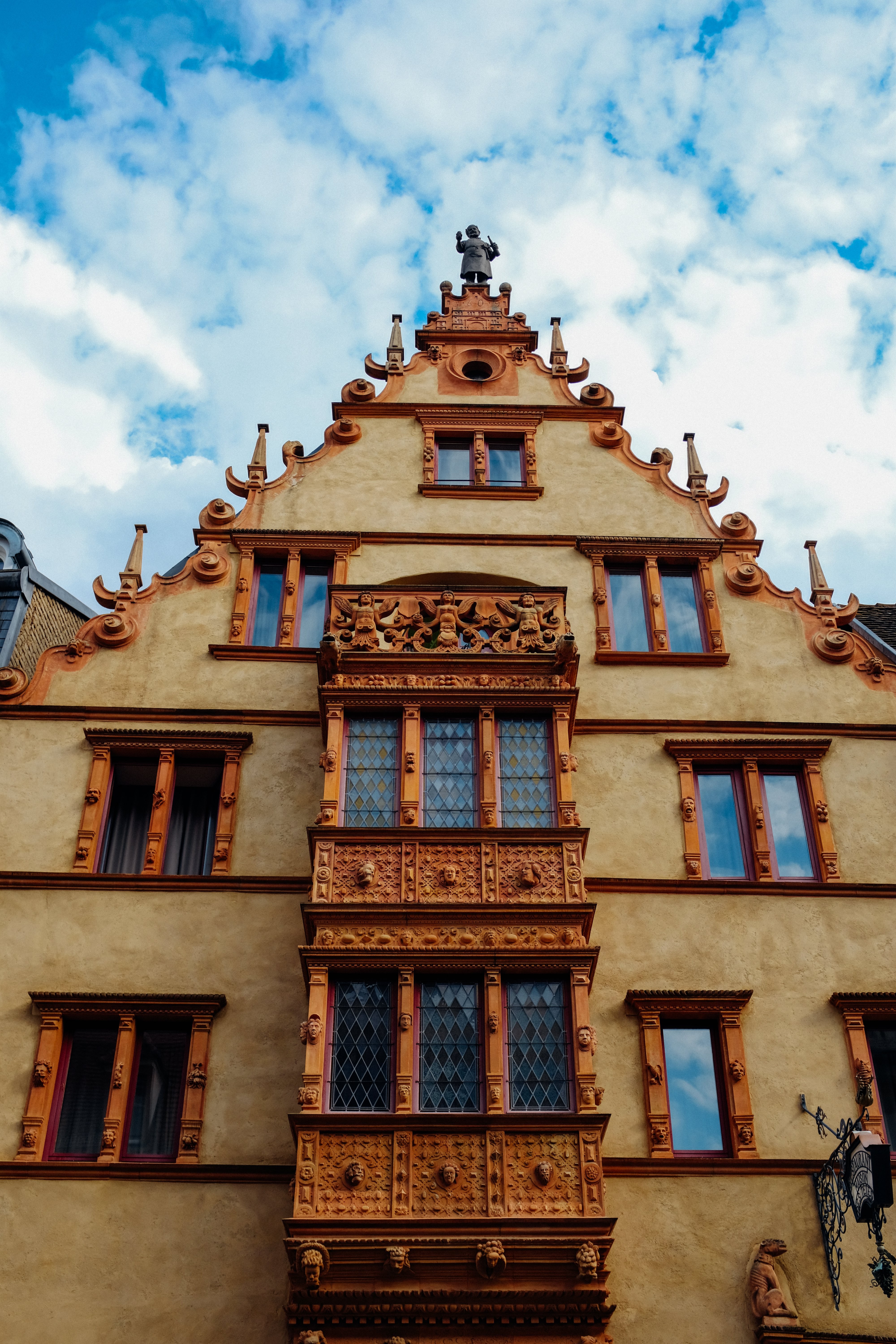 Diseño intrincado de la foto del edificio europeo 