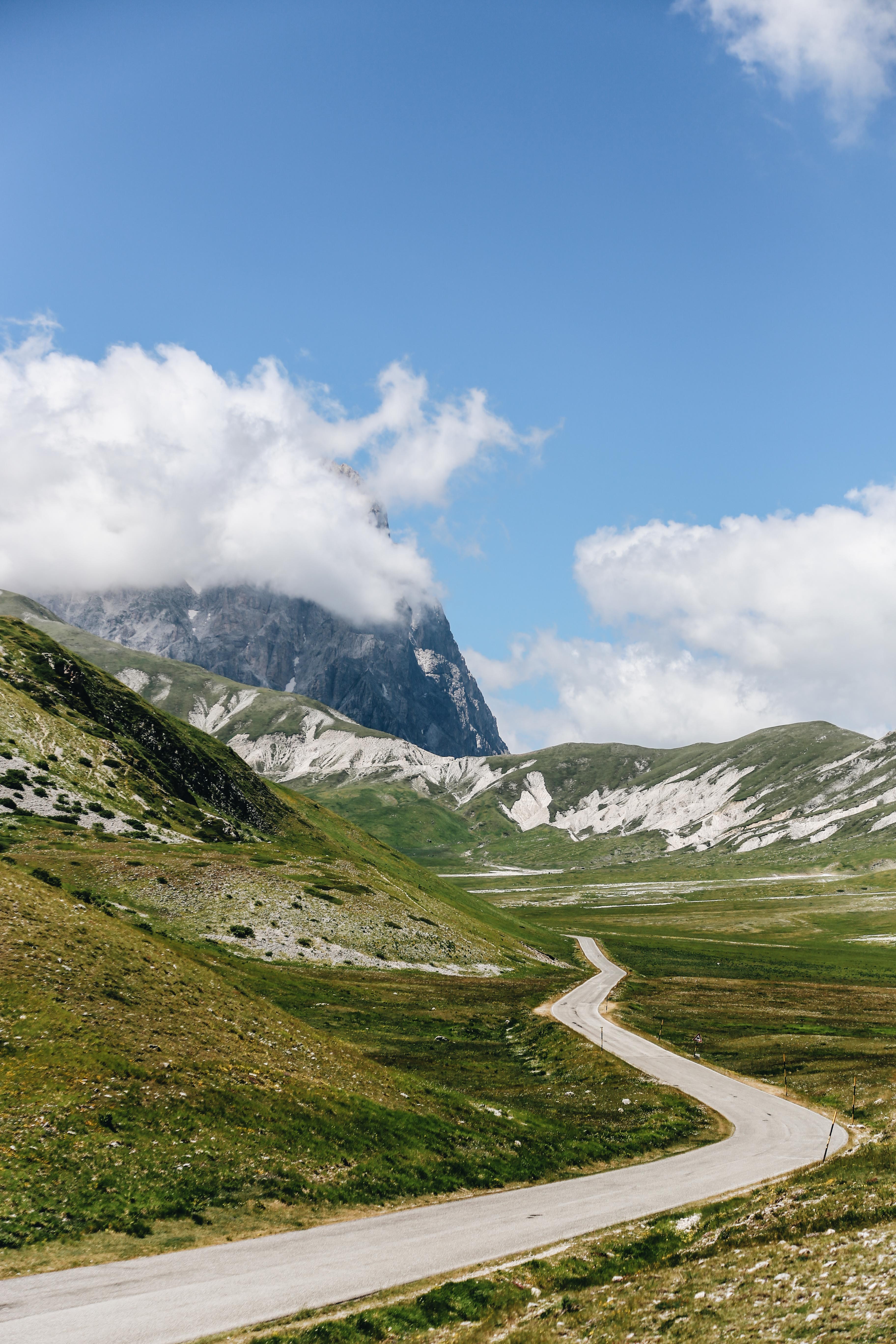 Foto de estradas sinuosas através das montanhas 