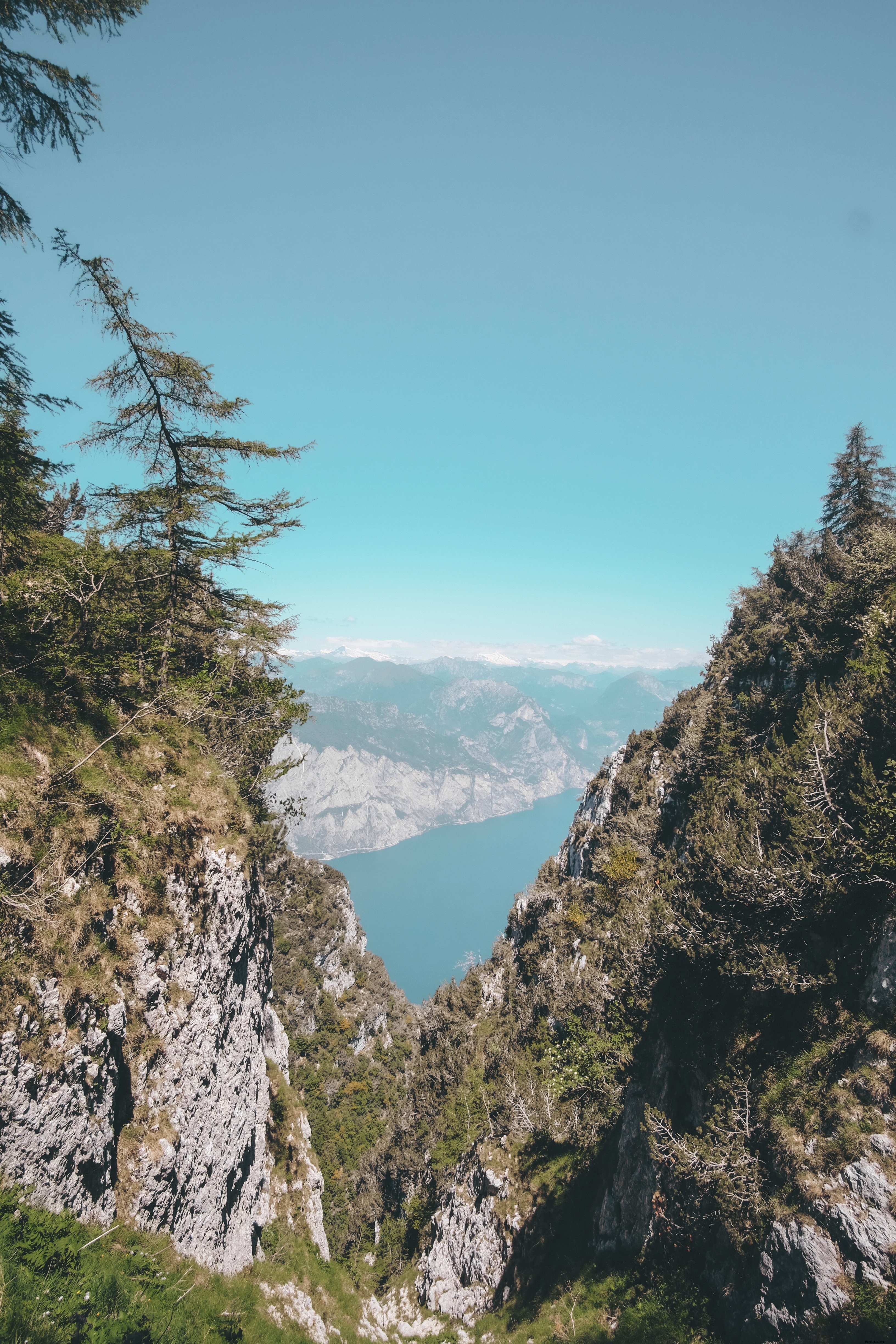 Le montagne creano una foto cornice a forma di valle 