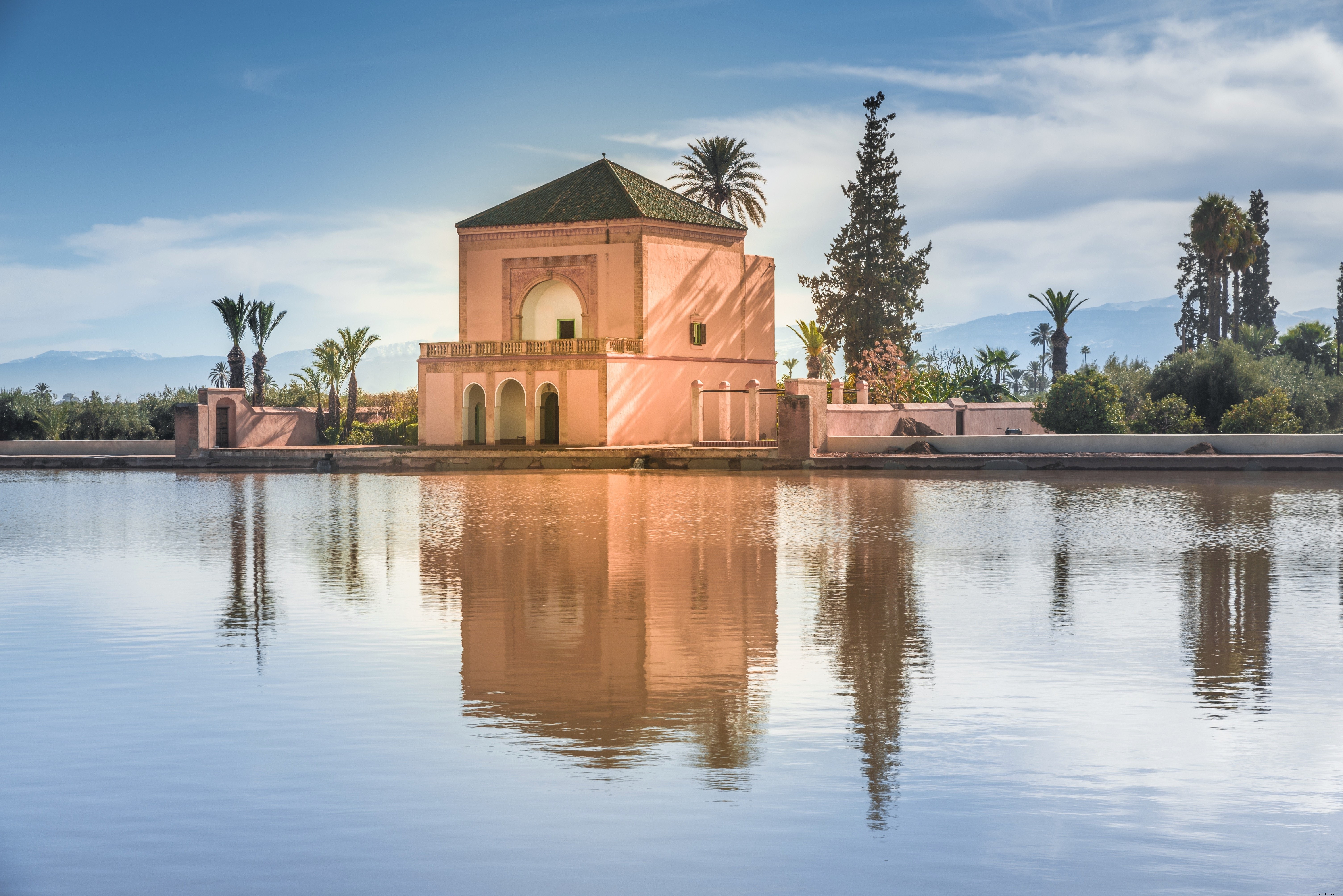 Impresionante edificio reflejado en la foto del agua 