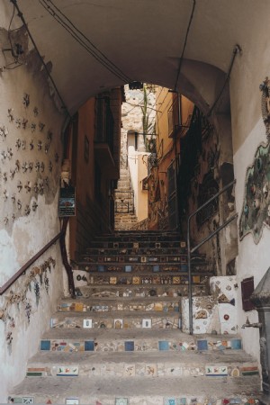 Escada em um túnel em arco com fotos de Mosaic Deatils 