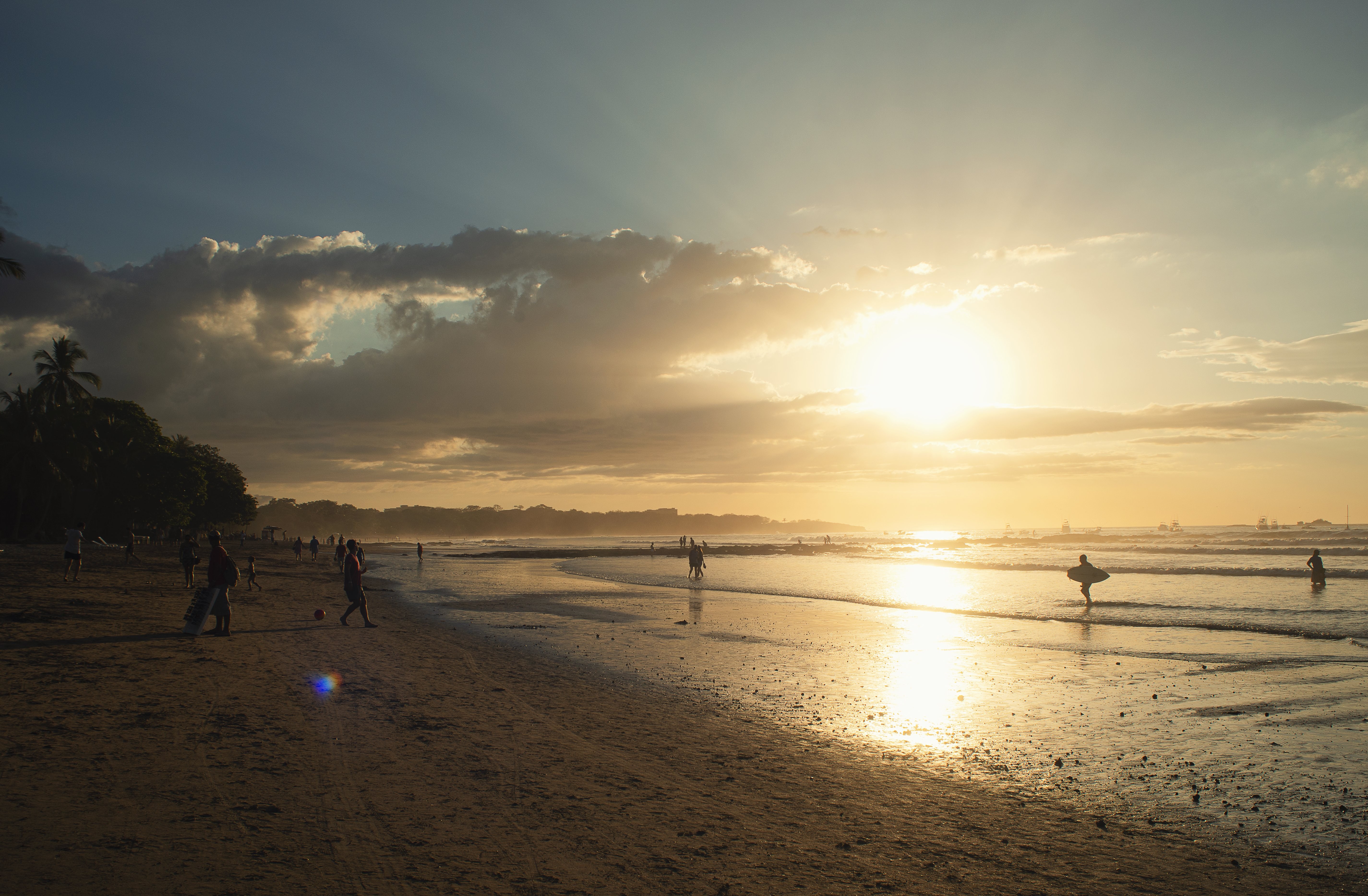 O sol se põe à distância e brilha na água foto 