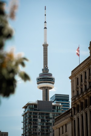 Foto de la torre CN se asoma sobre el horizonte de Toronto 
