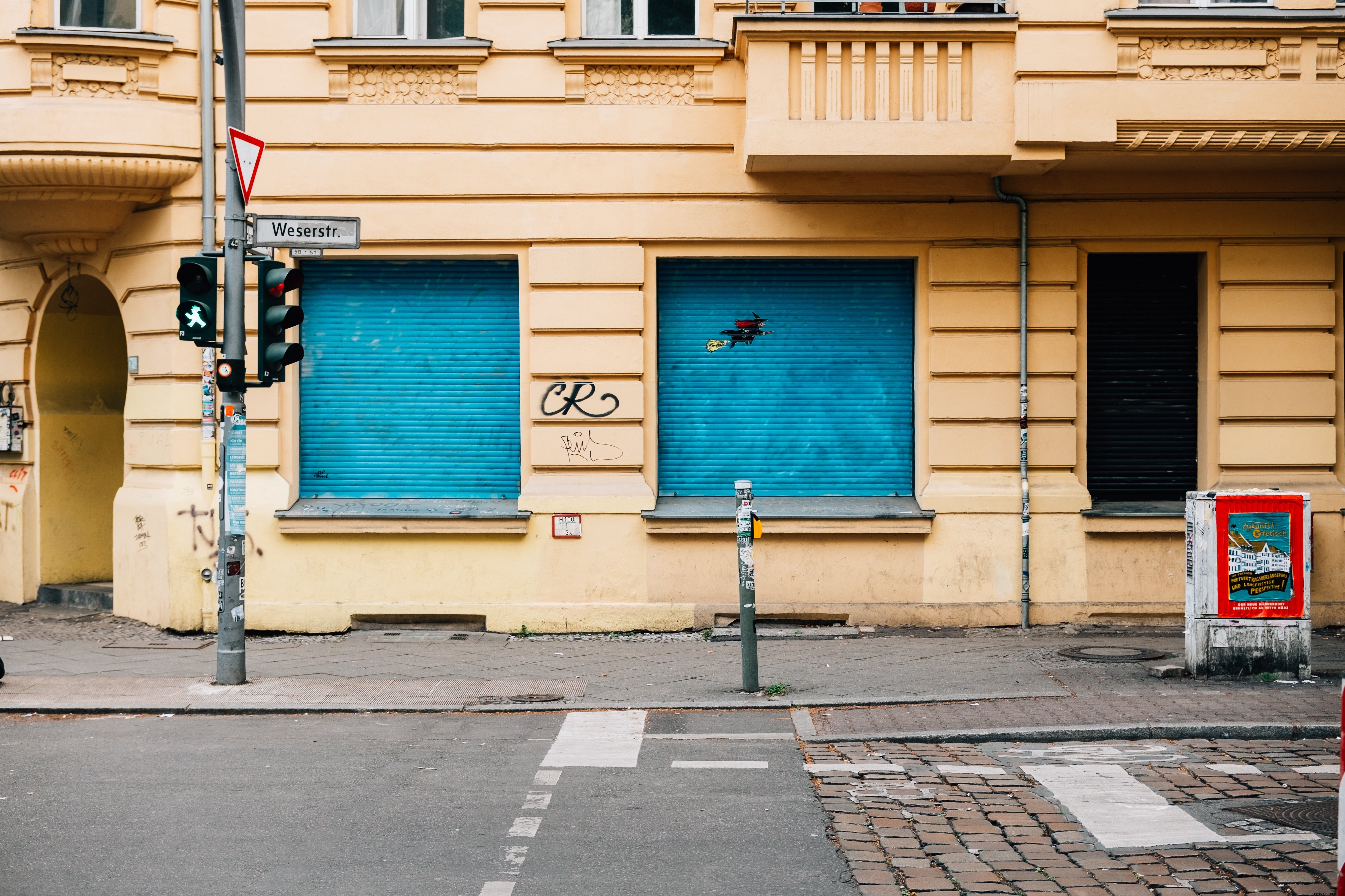 Bâtiment de la ville jaune avec des stores bleus Photo 