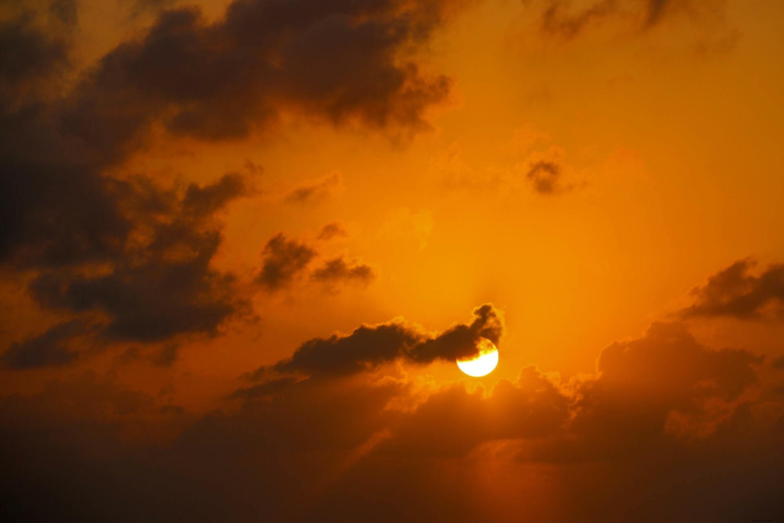 El atardecer crea un cielo anaranjado en la hora dorada Foto 