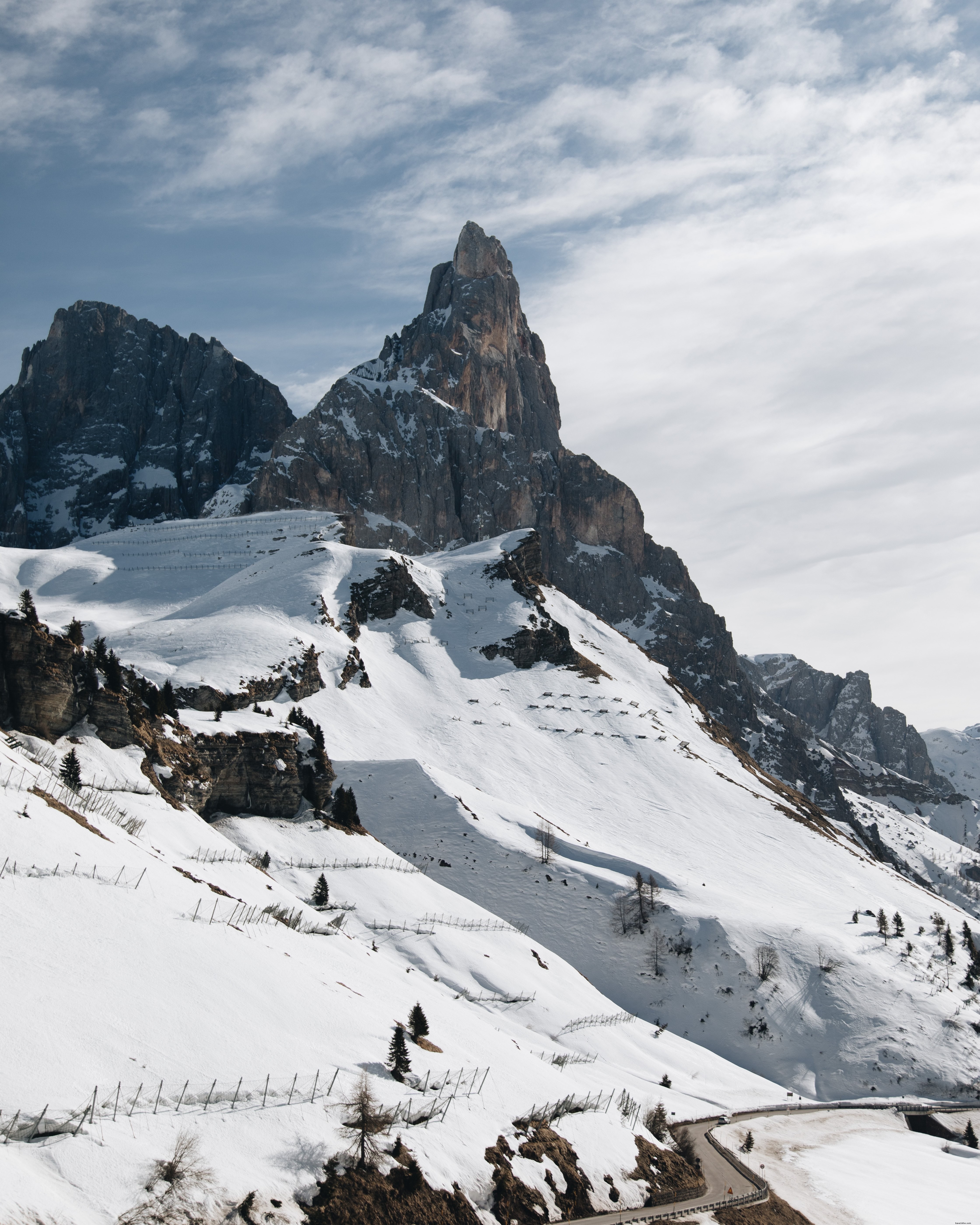 Foto di pendii di montagna innevati 