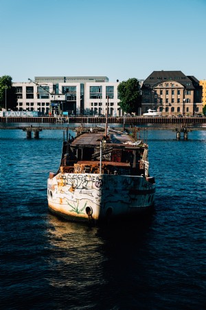 Vieux bateau rustique met les voiles sur la photo de l eau bleue 