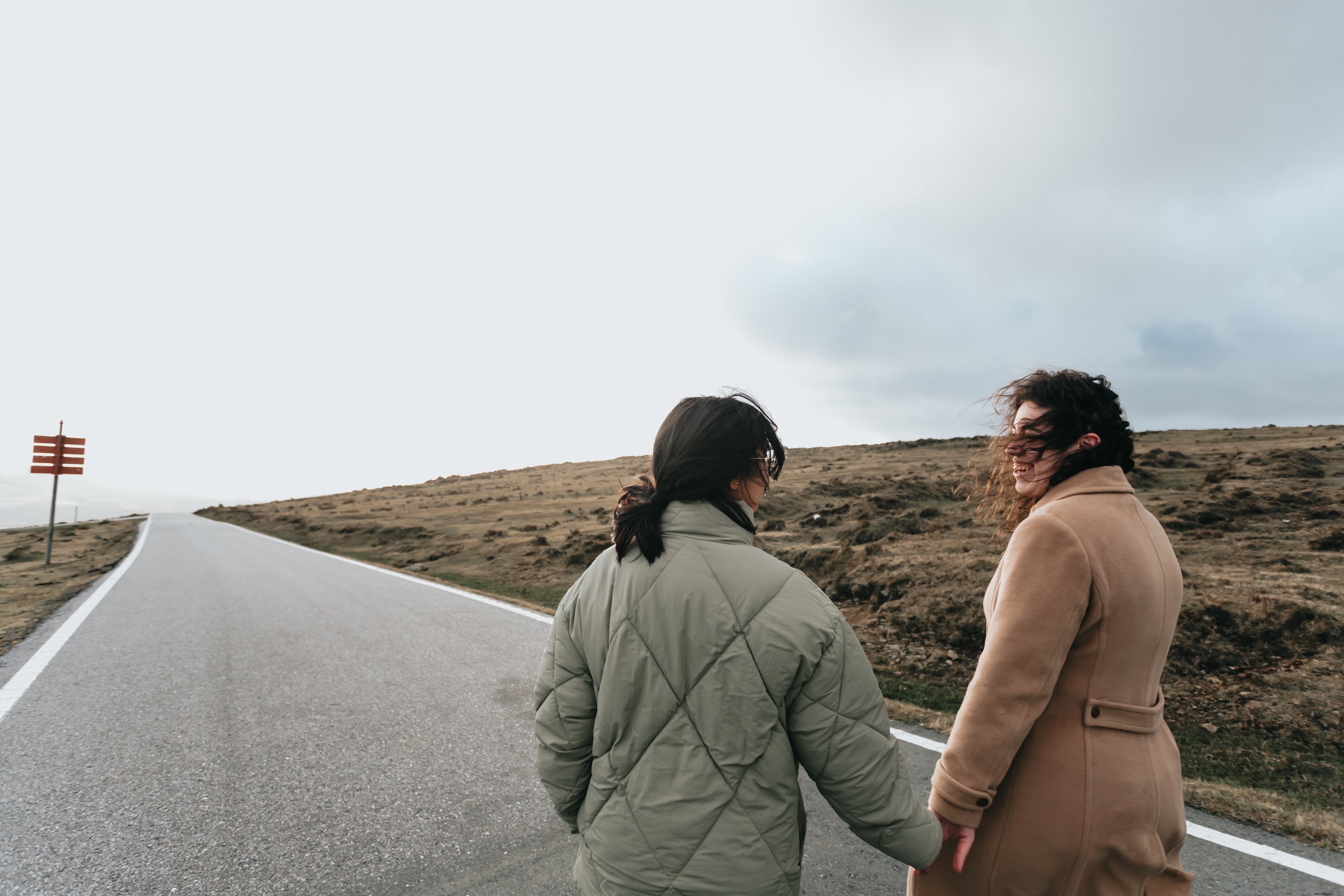 Due persone si guardano e si tengono per mano all aperto Foto 