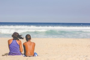 人々はビーチに座って海の写真に目を向ける 