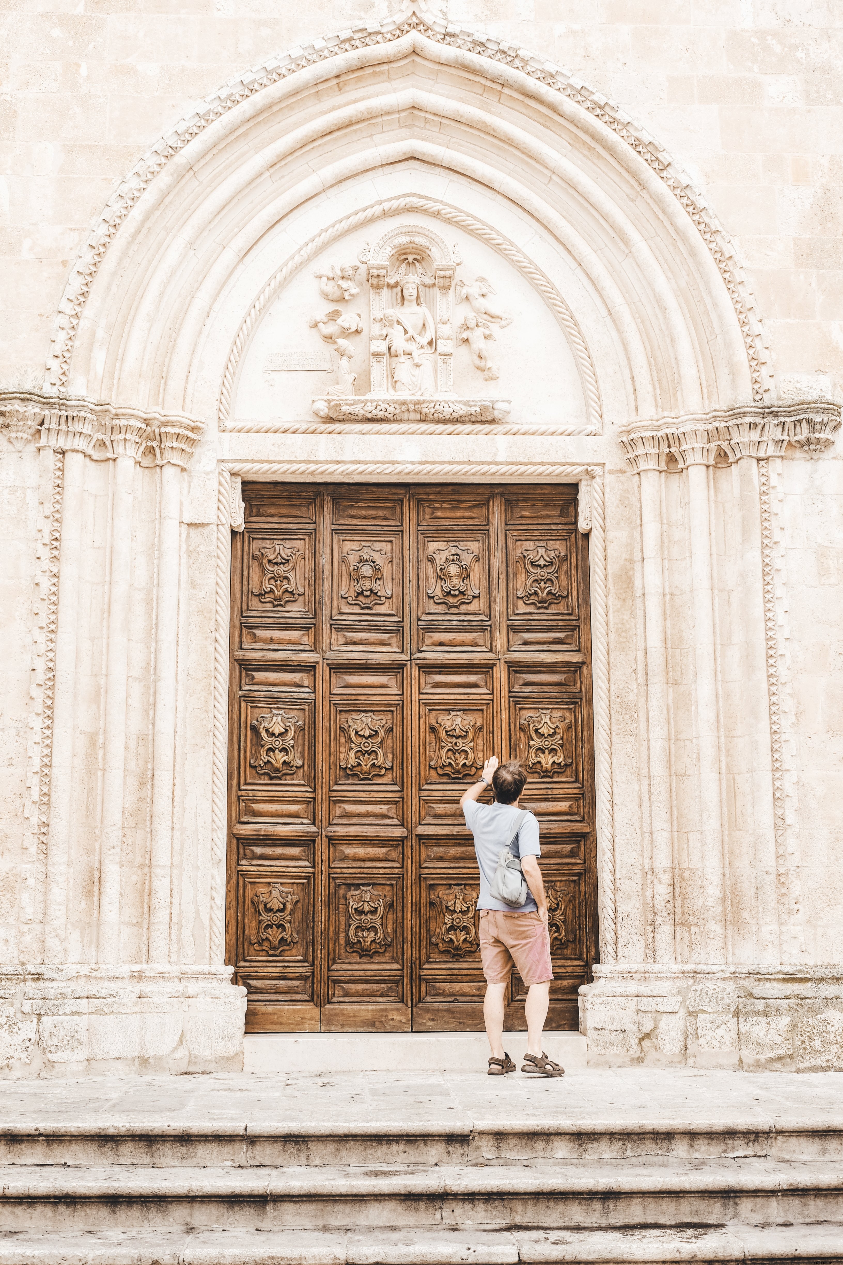 Personne frappe sur une grande photo de porte en bois 