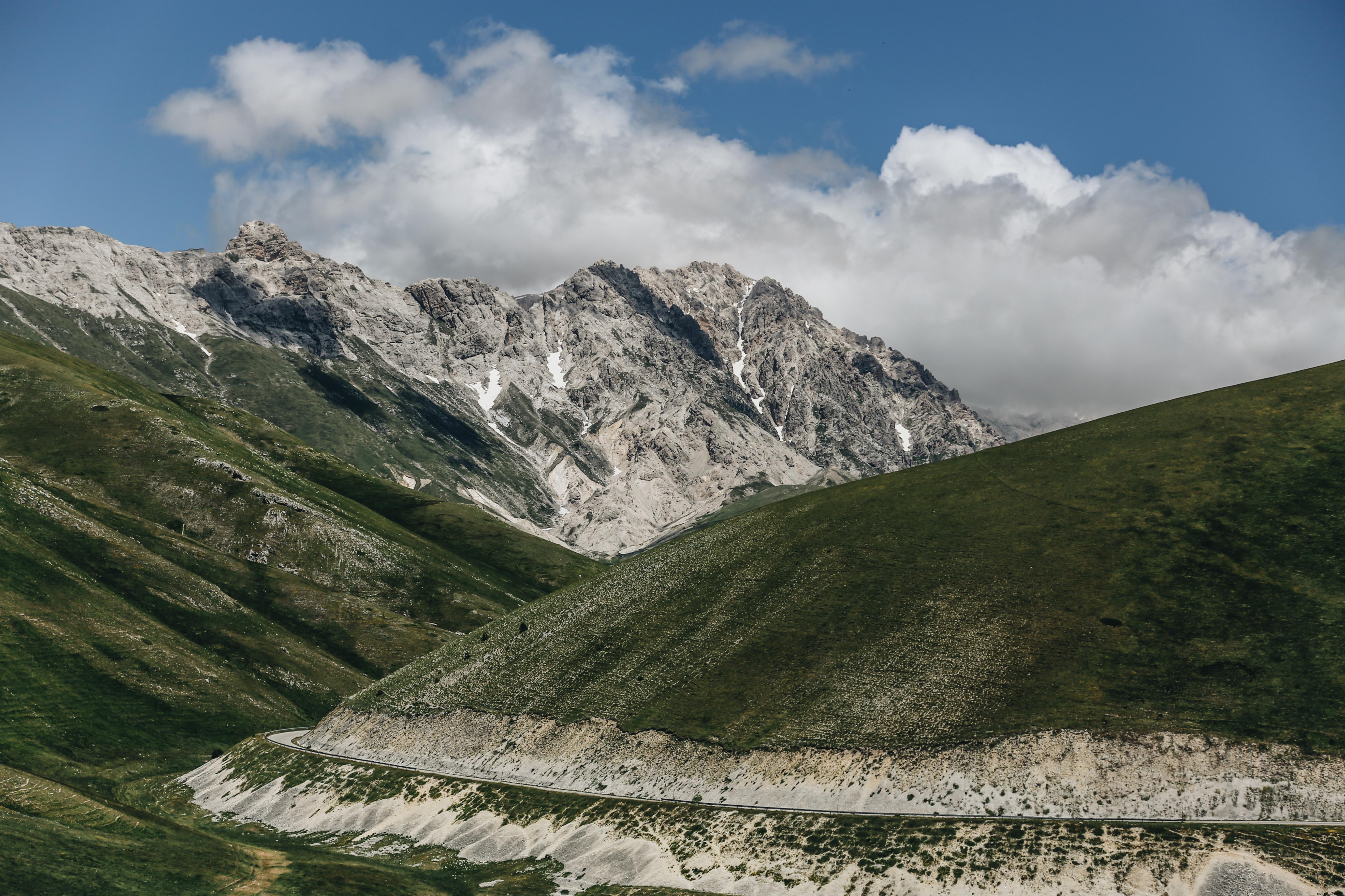 Foto di strade con curve di montagna 