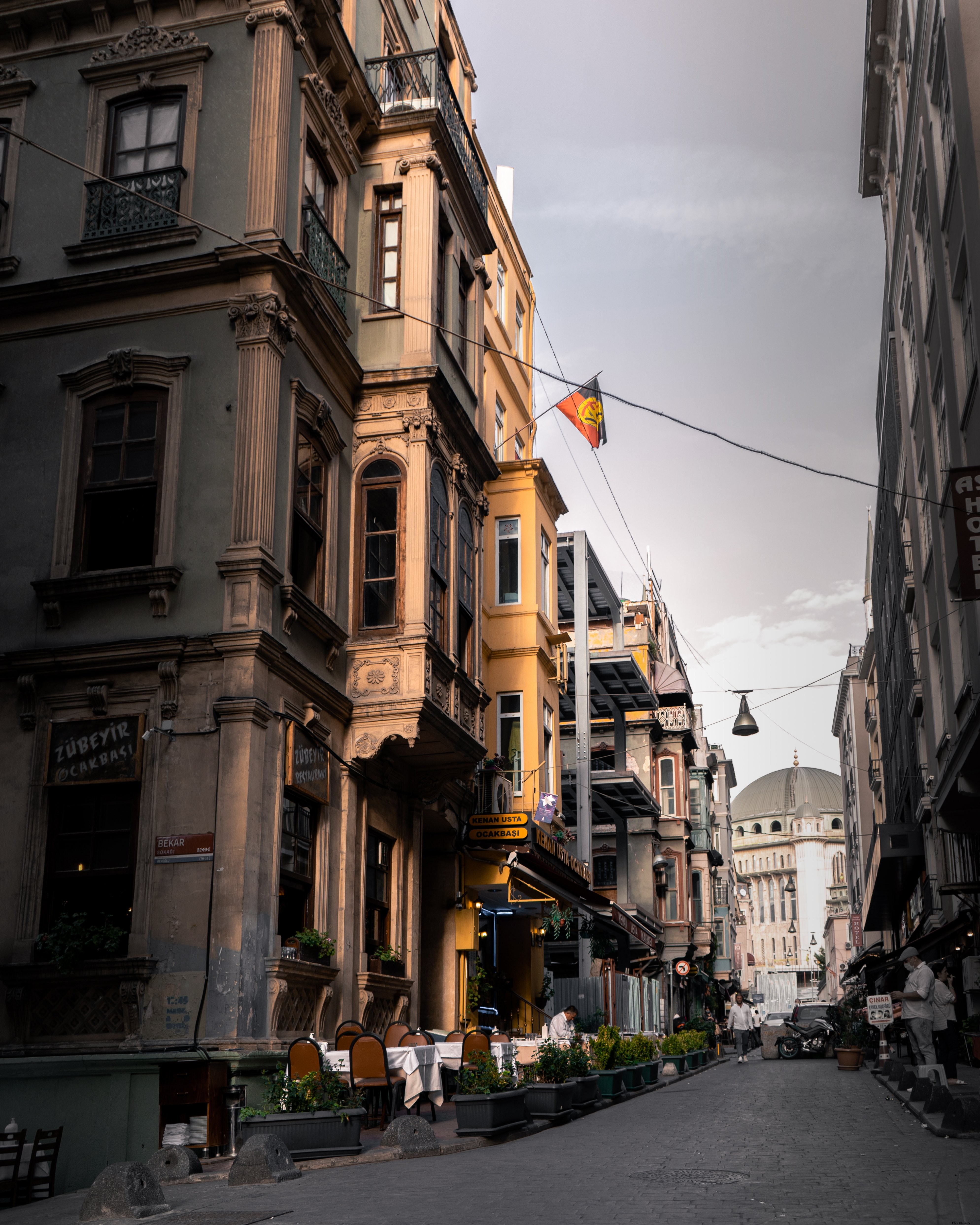 Rua estreita da cidade com foto de edifícios altos rústicos 