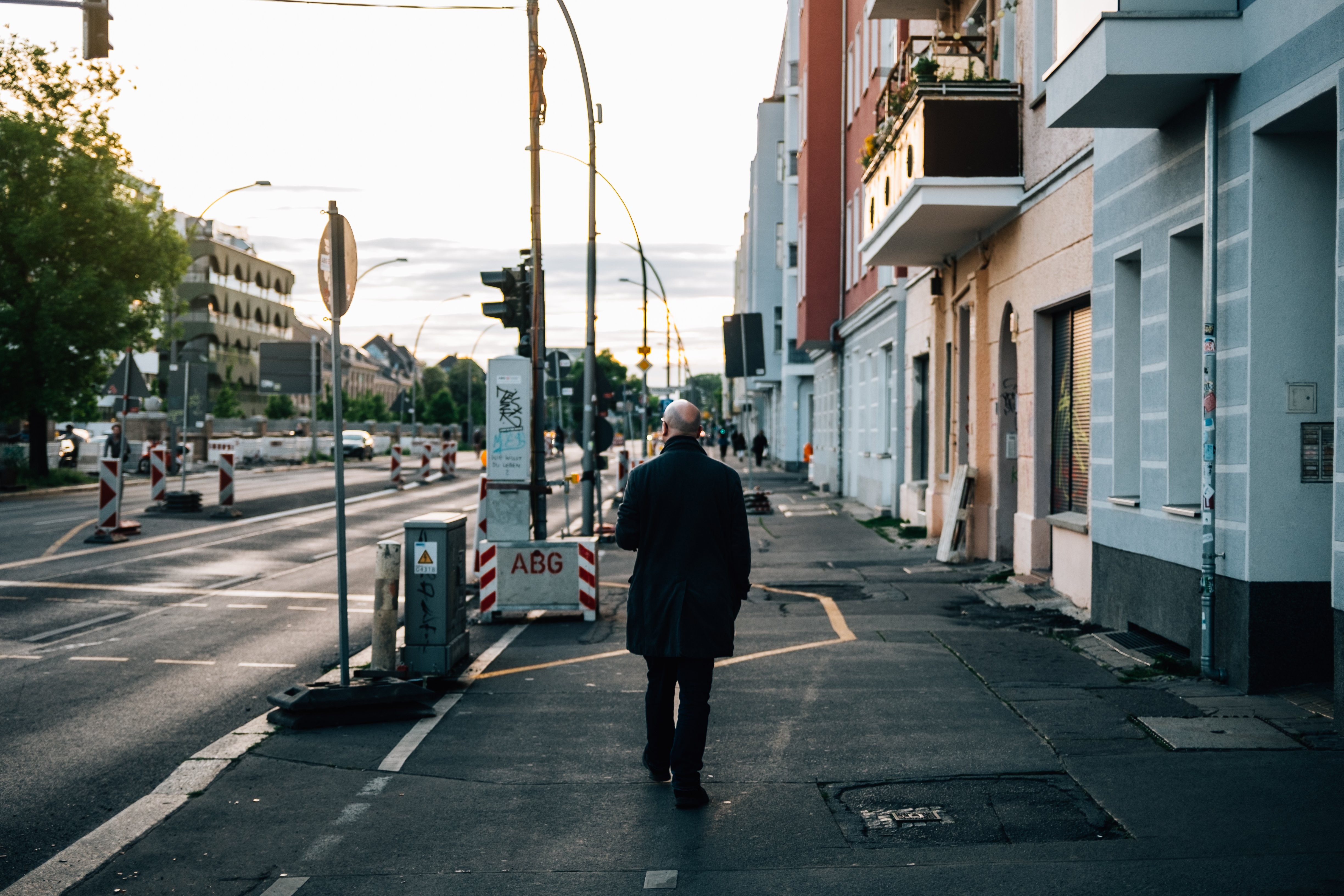 Foto de pessoa caminhando em uma rua tranquila da cidade 