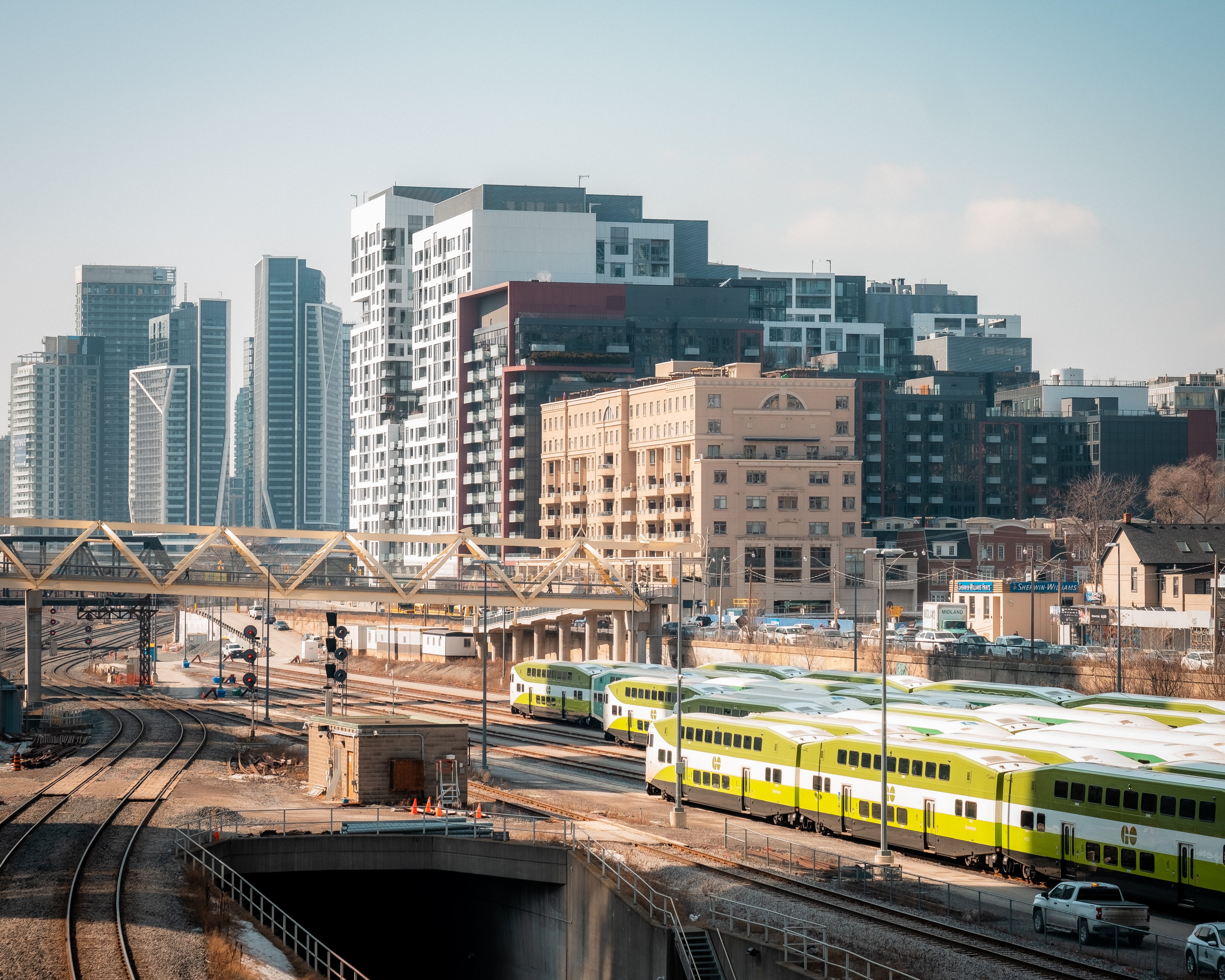 Foto de uma grande ponte branca sobre uma estação de trem 