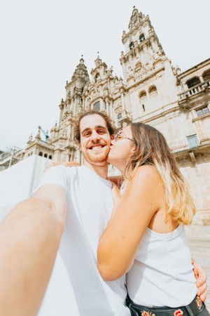 Pria Mengambil Selfie Sementara Seorang Wanita Menciumnya Foto 