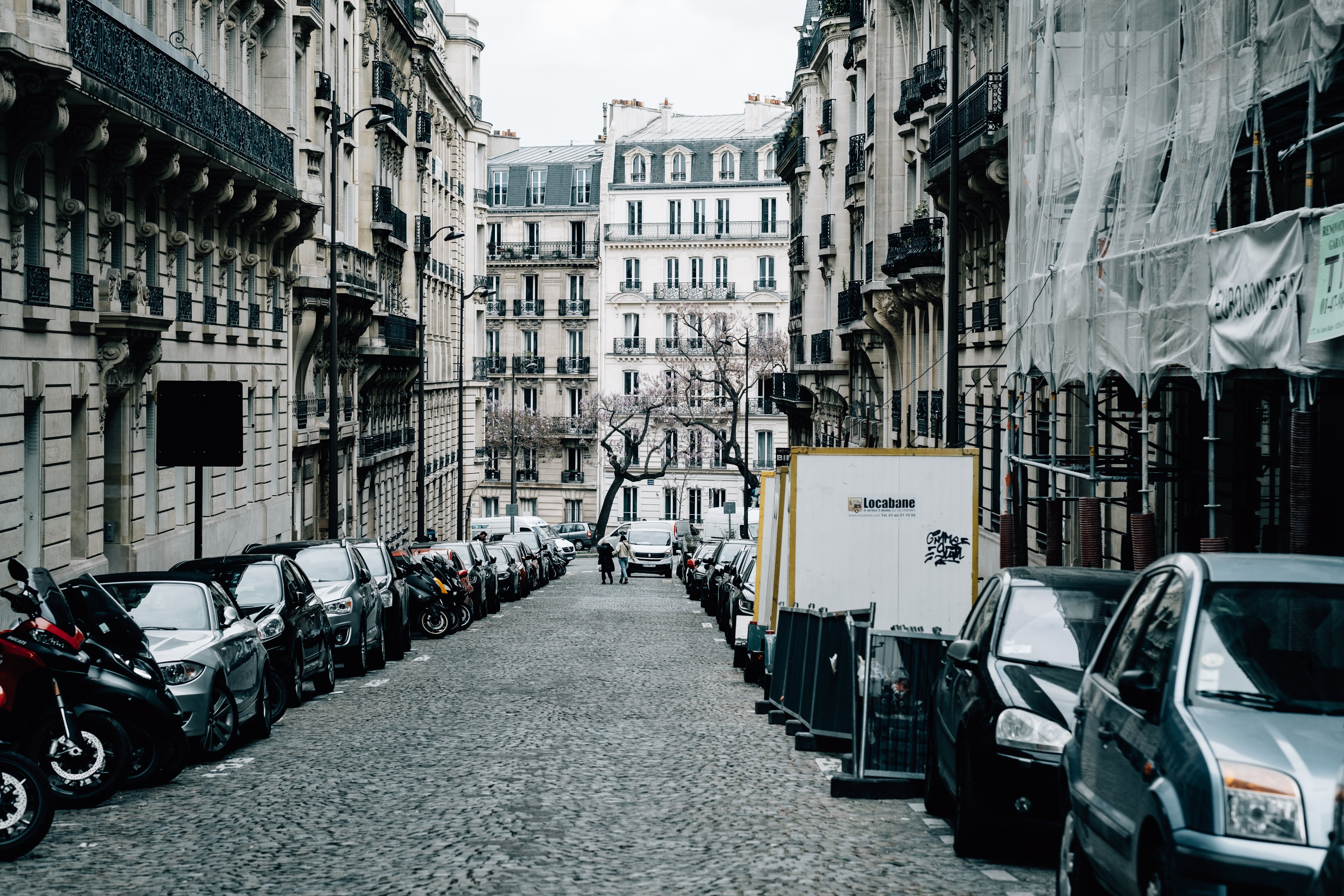 Cobblestone Street Dengan Bangunan Tinggi Dan Foto Mobil 