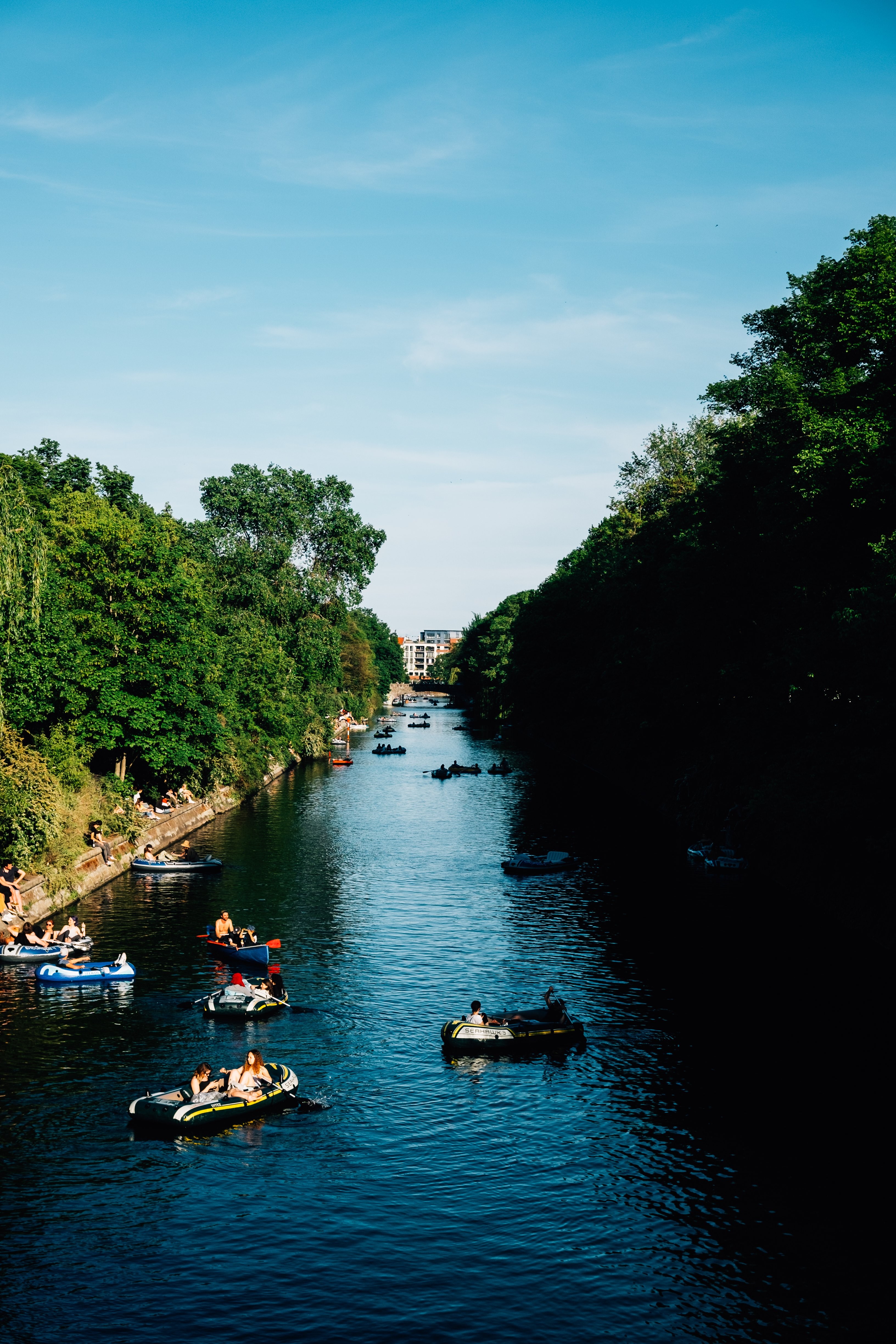 Rivière bleue avec des plaisanciers dans la photo de l eau 