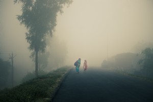Deux personnes marchent sur une photo de route brumeuse vide 