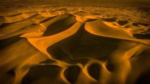 Vista astratta di morbide dune di sabbia gialla foto 