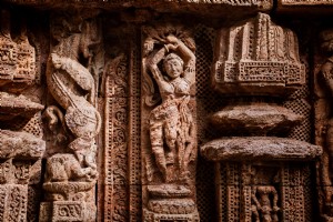 Intricata scultura in pietra con pilastri foto 