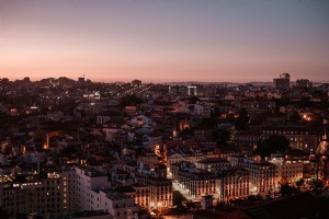 Pemandangan Atas Cakrawala Kota Dengan Matahari Terbenam Merah Muda Di Belakang Foto 