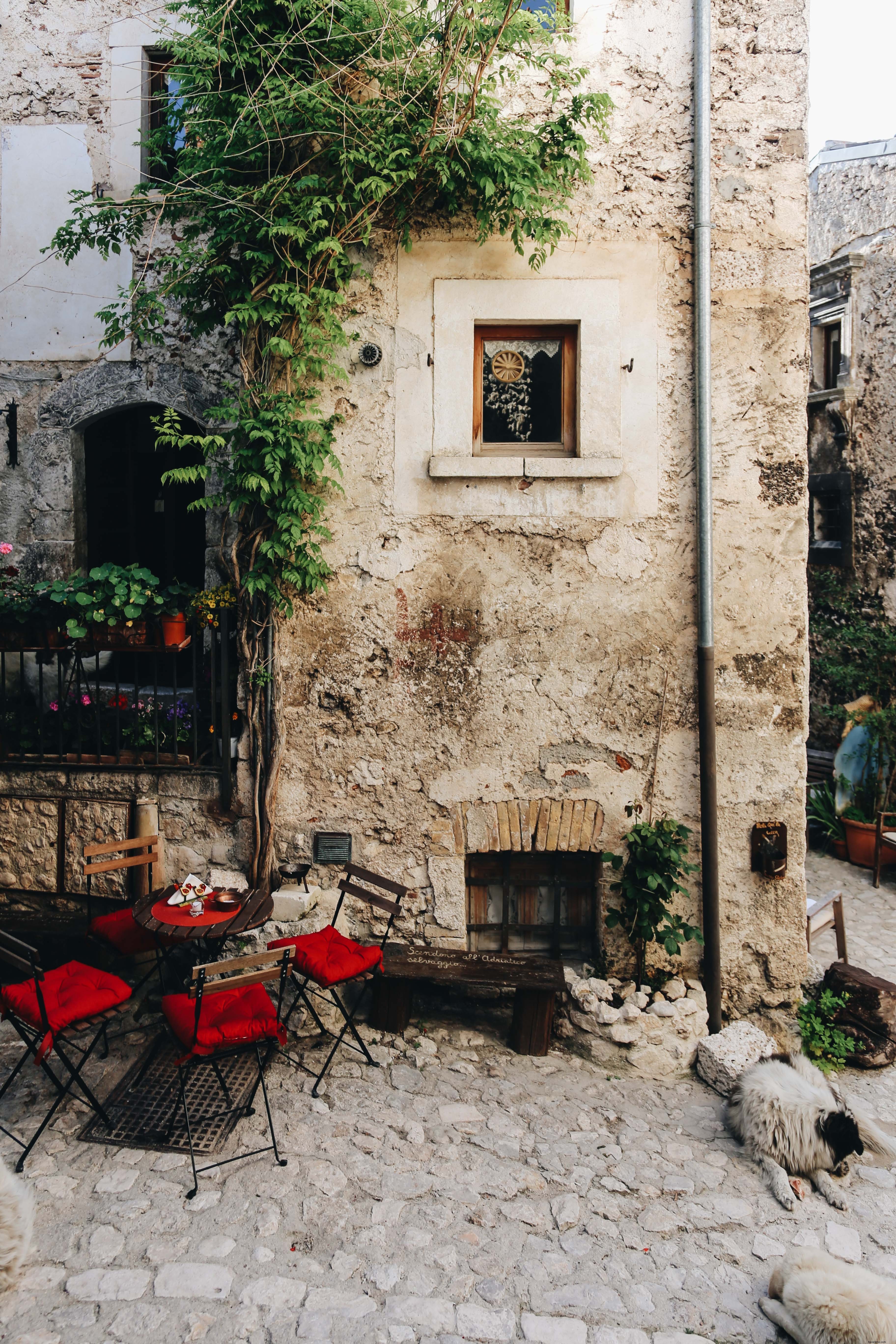 Tavolo apparecchiato da edificio esposto alle intemperie foto 