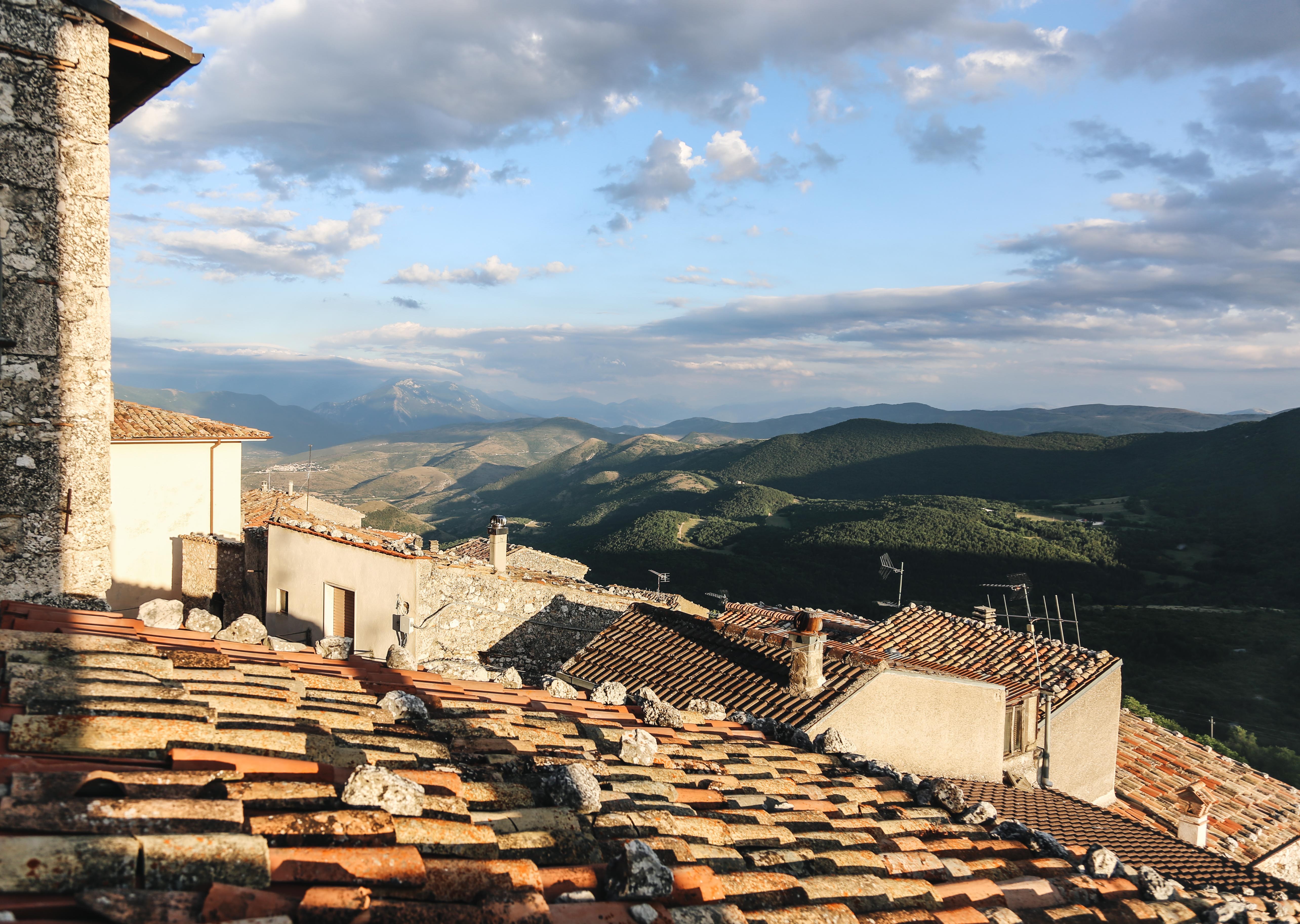 La luce del sole sul tetto piastrellato foto 