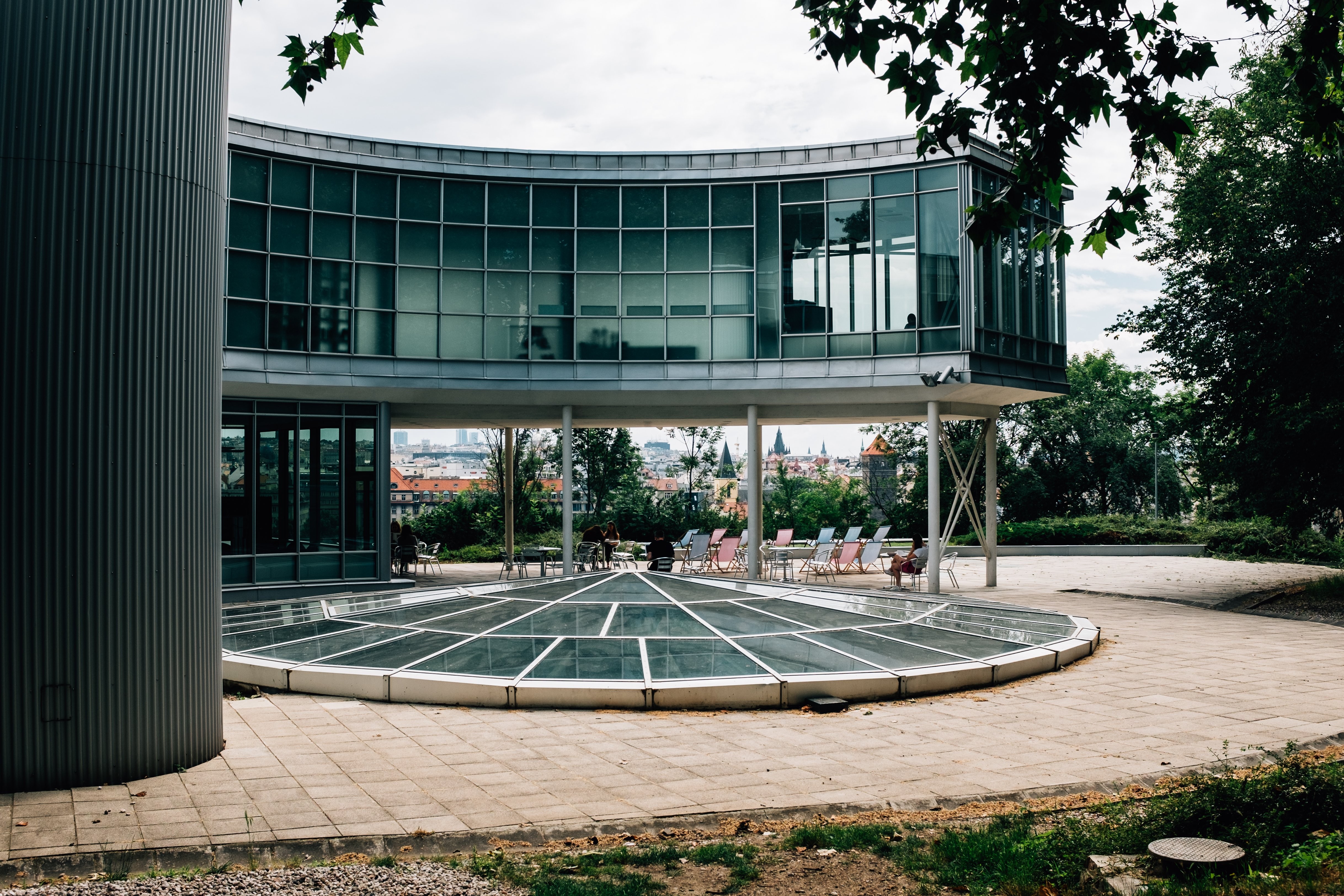 Foto de edifício de vidro curvo sobre palafitas 