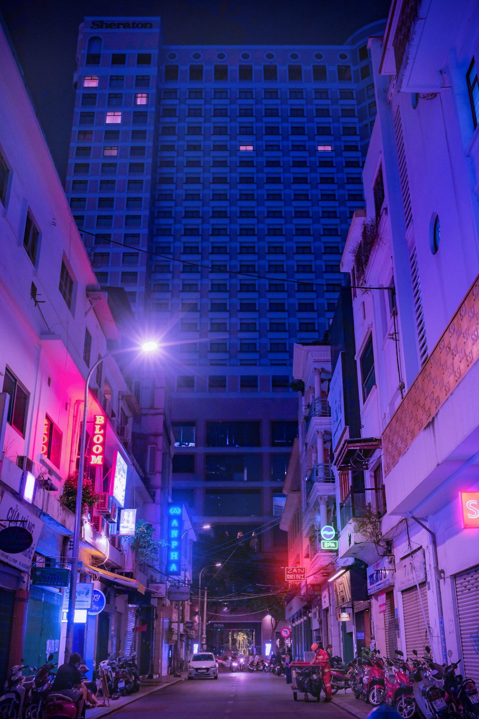Rue animée de la ville en photo lumière bleue et rose 