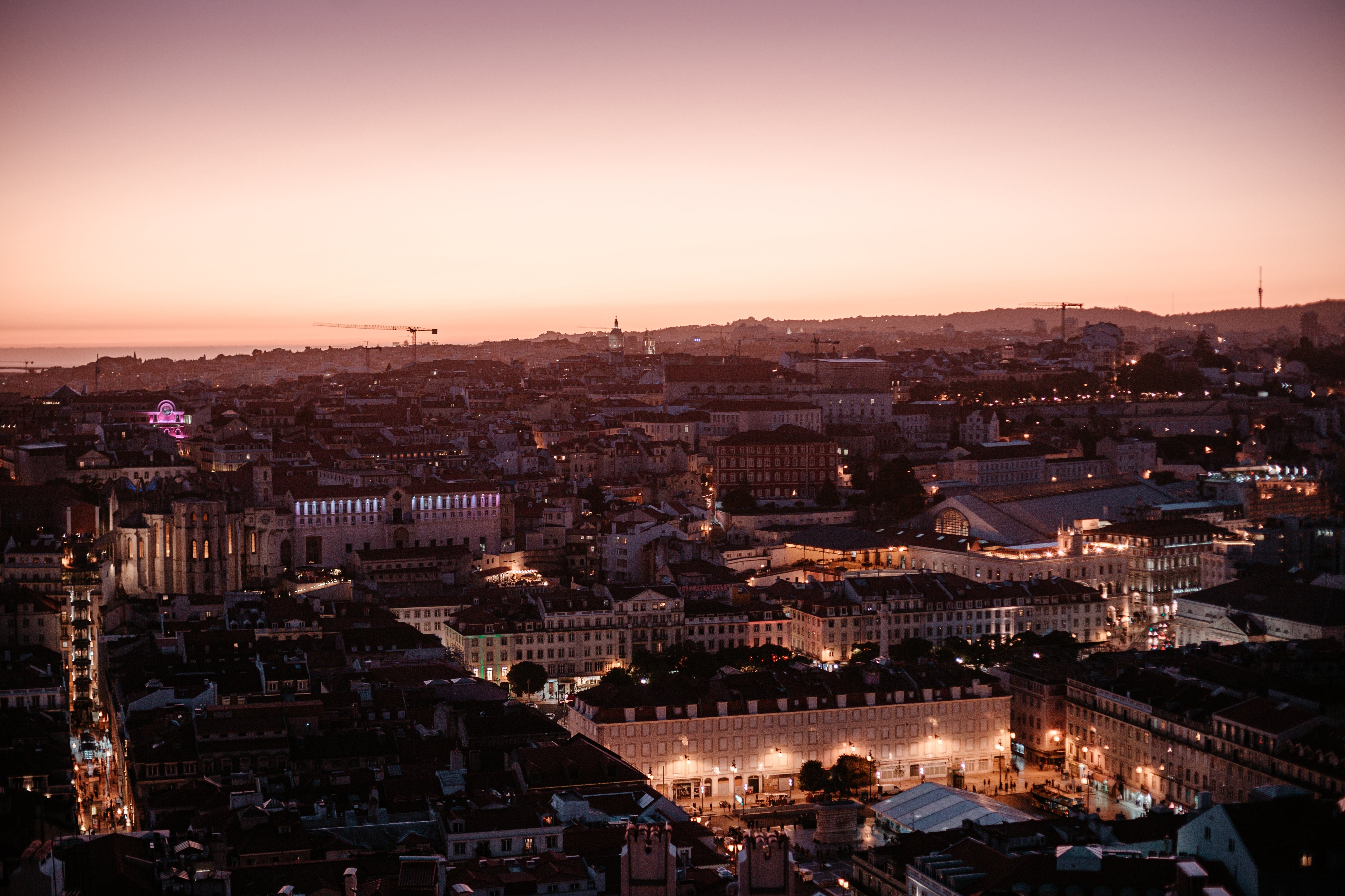 日没時のリスボン市のスカイラインの俯瞰写真 