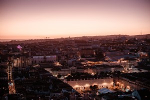 Vista aérea do horizonte da cidade de Lisboa ao pôr do sol 